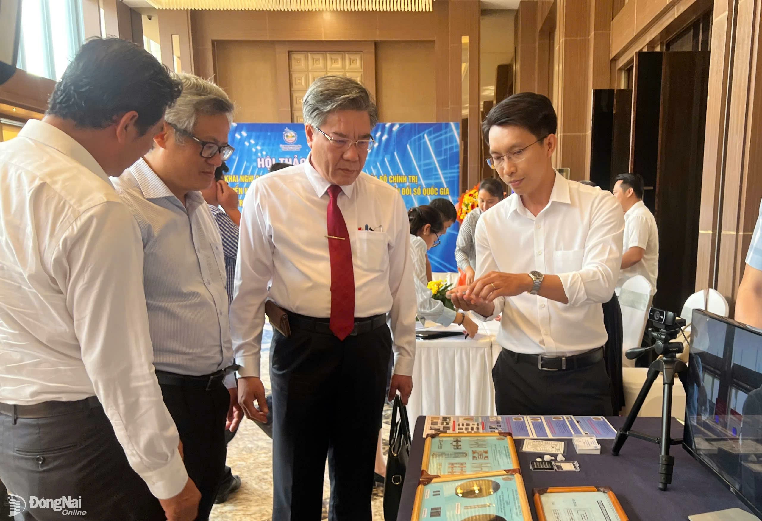 Lãnh đạo tỉnh tham quan các gian trưng bày sản phẩm công nghệ số bên lề hội thảo khoa học triển khai Nghị quyết số 57-NQ/TW ngày 22-12-2024 của Bộ Chính trị về đột phá phát triển khoa học, công nghệ, đổi mới sáng tạo và chuyển đổi số quốc gia trên địa bàn tỉnh Đồng Nai. Ảnh tư liệu