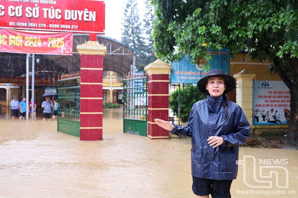 Chaque journaliste est prêt à recevoir et à terminer la tâche qui lui est assignée. Sur la photo : le journaliste Hoai Anh travaille dans les eaux inondées.