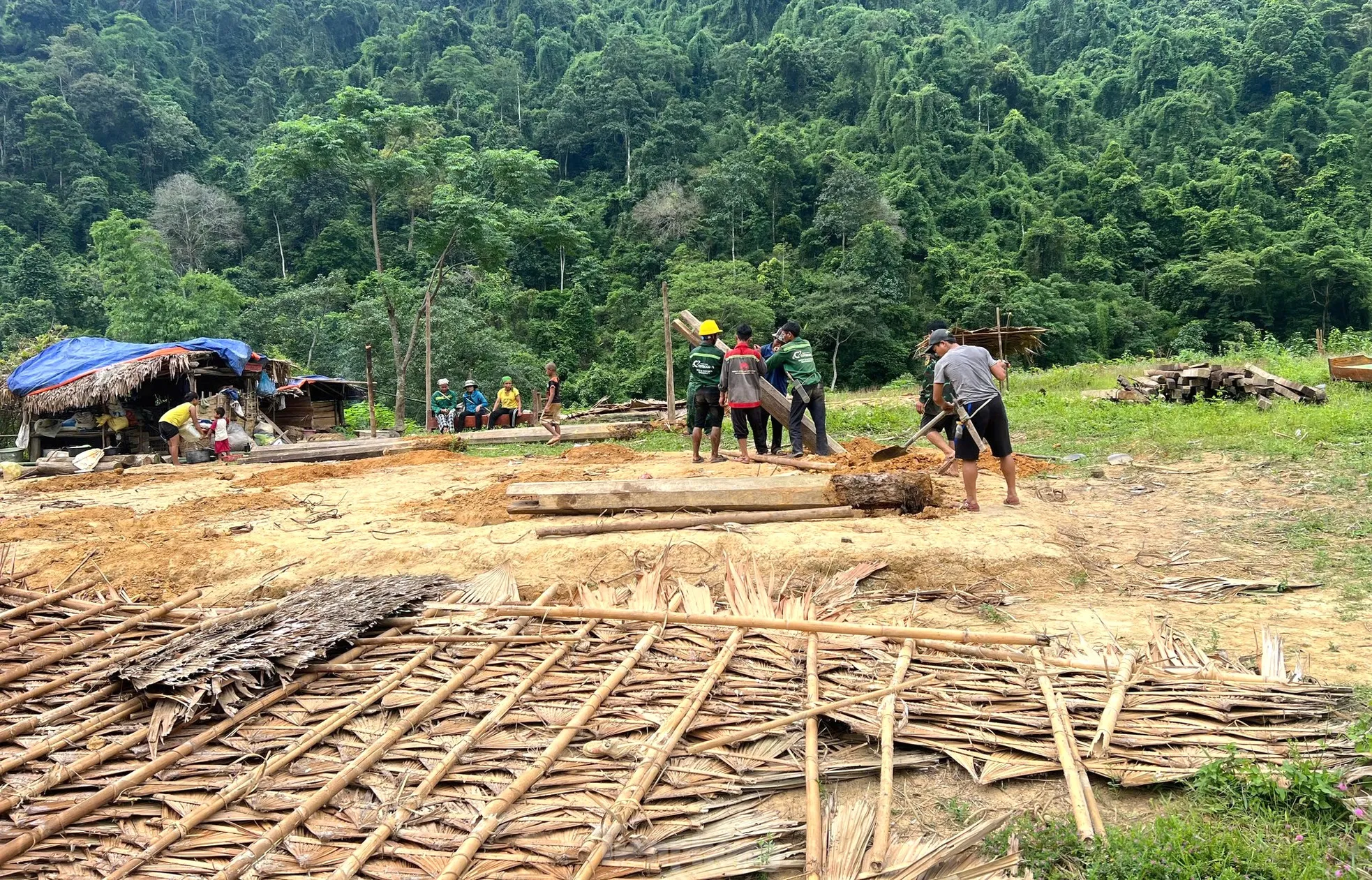Giúp người nghèo an cư lạc nghiệp trong những ngôi nhà mới ở Nghệ An ảnh 16