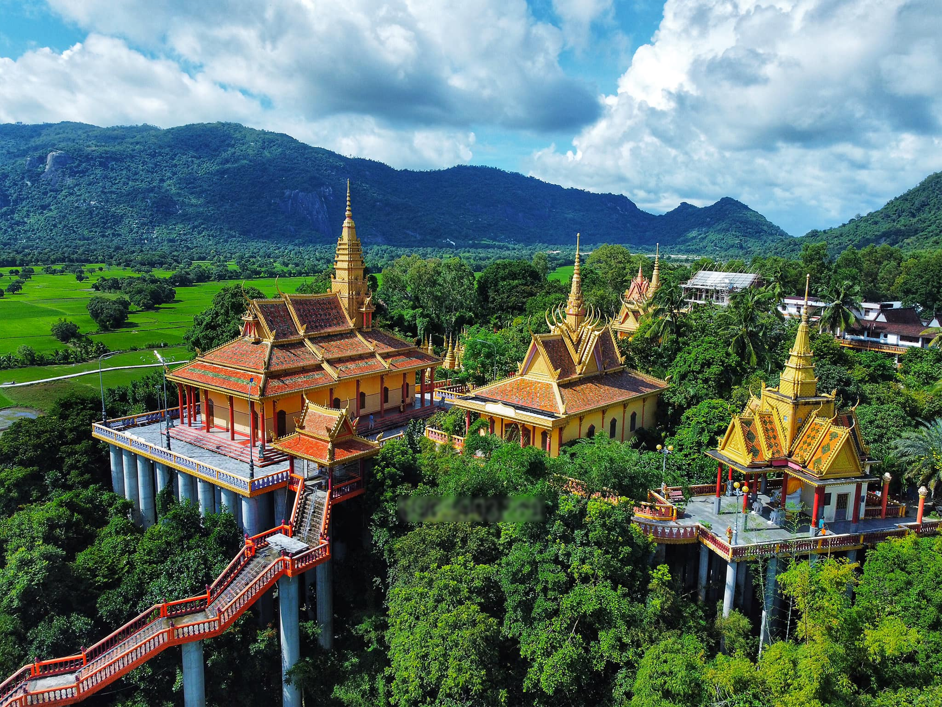 Ngôi chùa ở An Giang như 'lơ lửng trên cao', khách leo 240 bậc đến chiêm bái