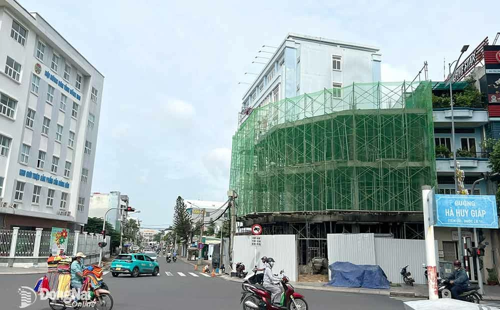 Đồng Nai nghiên cứu thí điểm bỏ cấp phép xây dựng tại 2 thành phố Biên Hòa và Long Khánh.
Trong ảnh: Một công trình xây dựng đang trong quá trình hoàn thiện tại thành phố Biên Hòa. Ảnh: K.Liễu