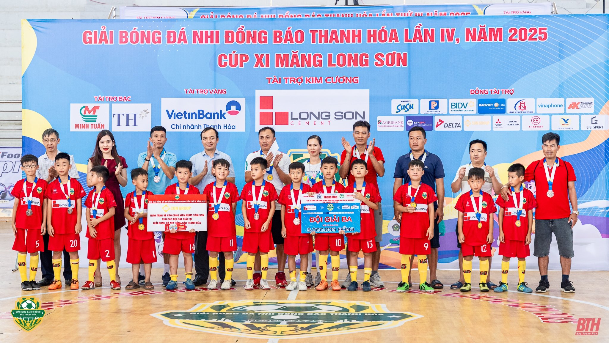 Rostros destacados homenajeados en el IV Torneo de Fútbol Infantil del Periódico Thanh Hoa 2025 - Copa de Cemento Long Son