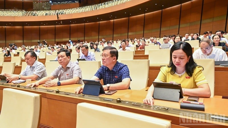 Các đại biểu Quốc hội bấm nút thông qua Luật Thuế tiêu thụ đặc biệt (sửa đổi).