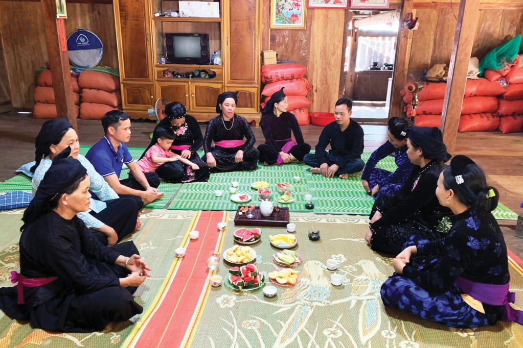 Những quy tắc ứng xử trong quan hệ bố mẹ và con cái của người Tày xưa vẫn được lưu giữ trong các quan hệ gia đình ngày nay.