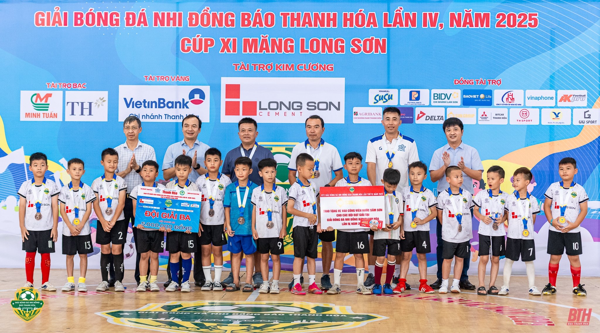 Rostros destacados homenajeados en el IV Torneo de Fútbol Infantil del Periódico Thanh Hoa 2025 - Copa de Cemento Long Son