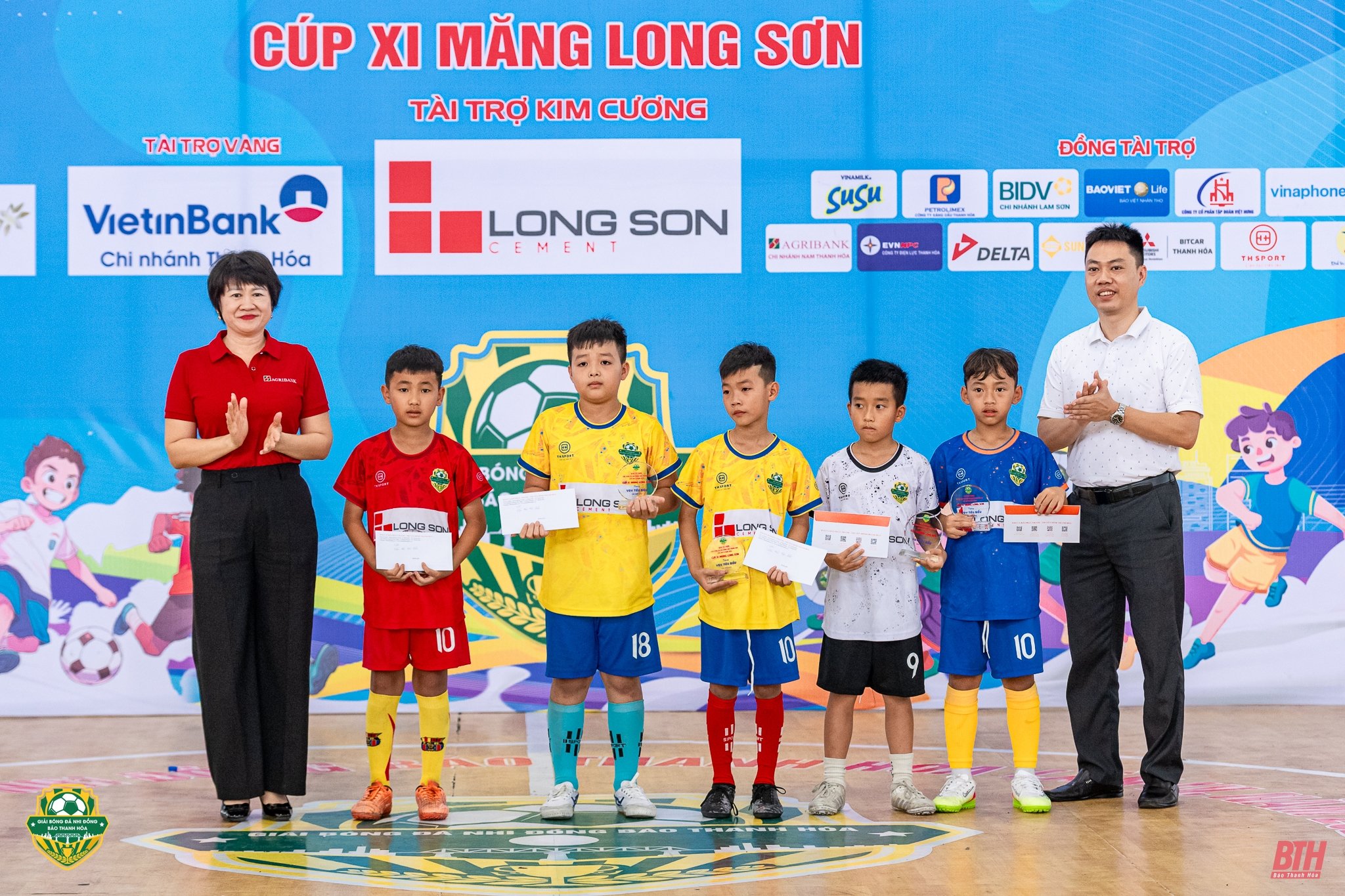 Rostros destacados homenajeados en el IV Torneo de Fútbol Infantil del Periódico Thanh Hoa 2025 - Copa de Cemento Long Son
