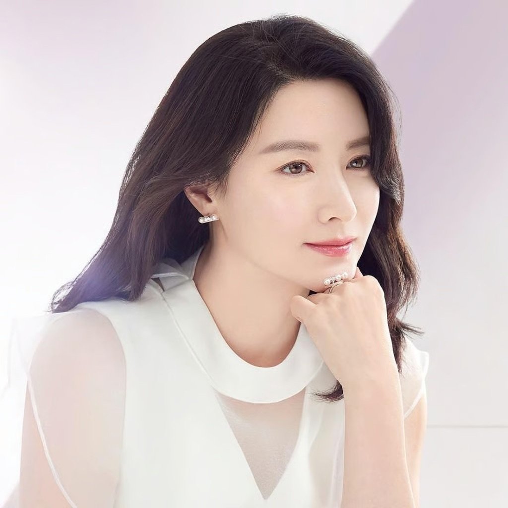 Quốc bảo nhan sắc Hàn Quốc Lee Young Ae tự tin khoe nếp nhăn ở tuổi 54 - 6