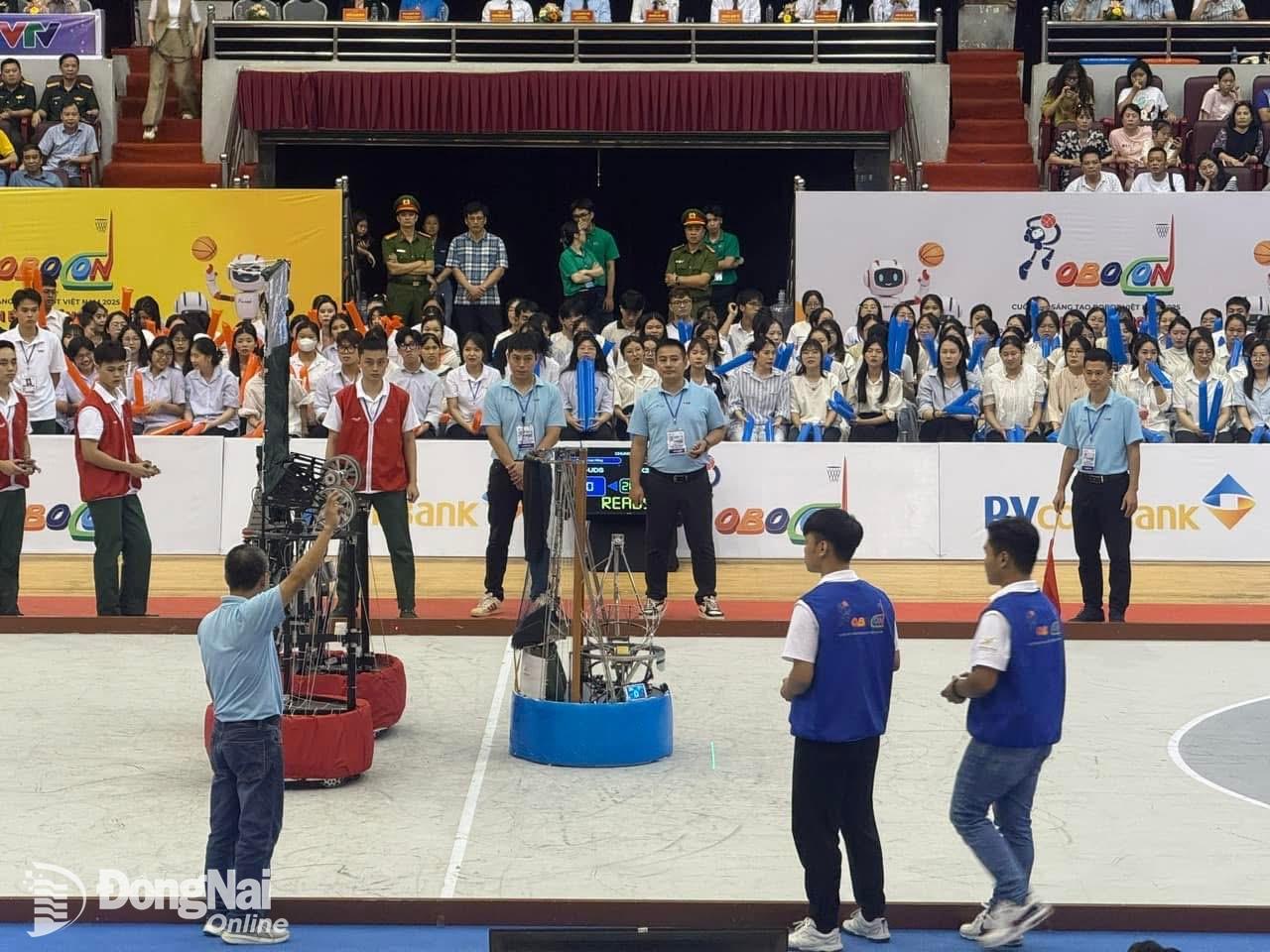 Cuộc đấu trí giữ LHU-UDS Trường đại học Lạc Hồng và K24-ROBOTICS Học viện kỹ thuật quân sự trong trận chung kết. Ảnh: Thế Sơn