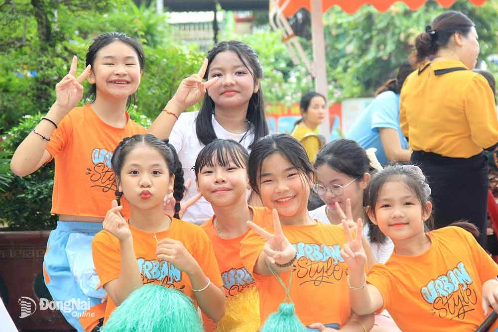 9. Học sinh Trường tiểu học Cây Gáo A phấn khởi khi được tham gia Ngày hội tuổi thơ diễn ra tại trường.