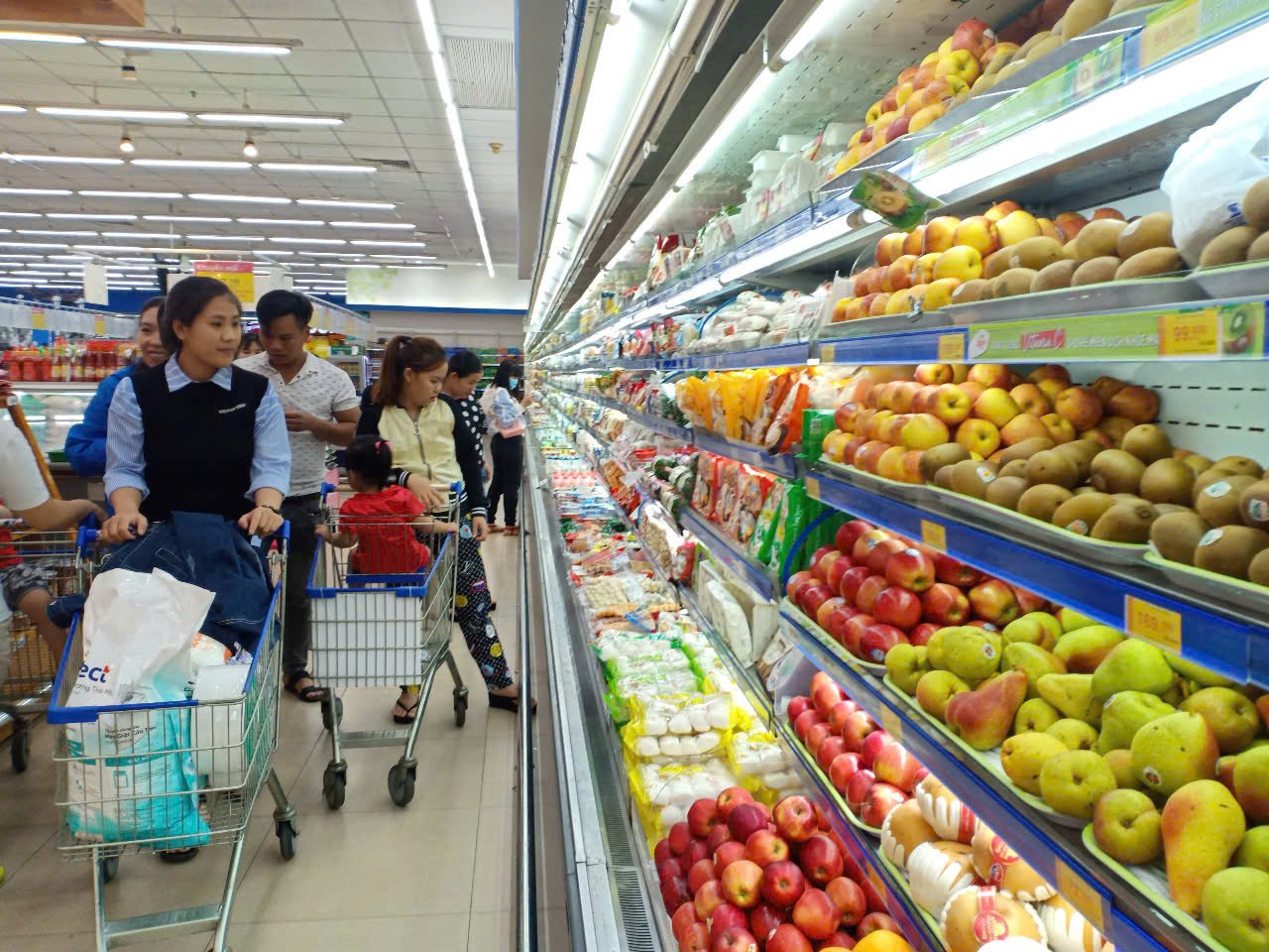 Người tiêu dùng Phú Yên chọn mua sản phẩm tại một trung tâm thương mại ở TP Tuy Hòa và thường xuyên 
áp dụng phương thức thanh toán không dùng tiền mặt. Ảnh: PV