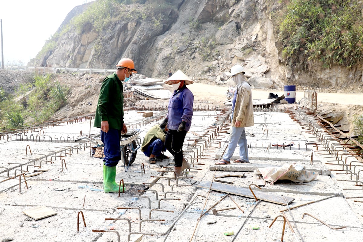 Thi công cầu trên tuyến đường Bắc Quang - Xín Mần.
