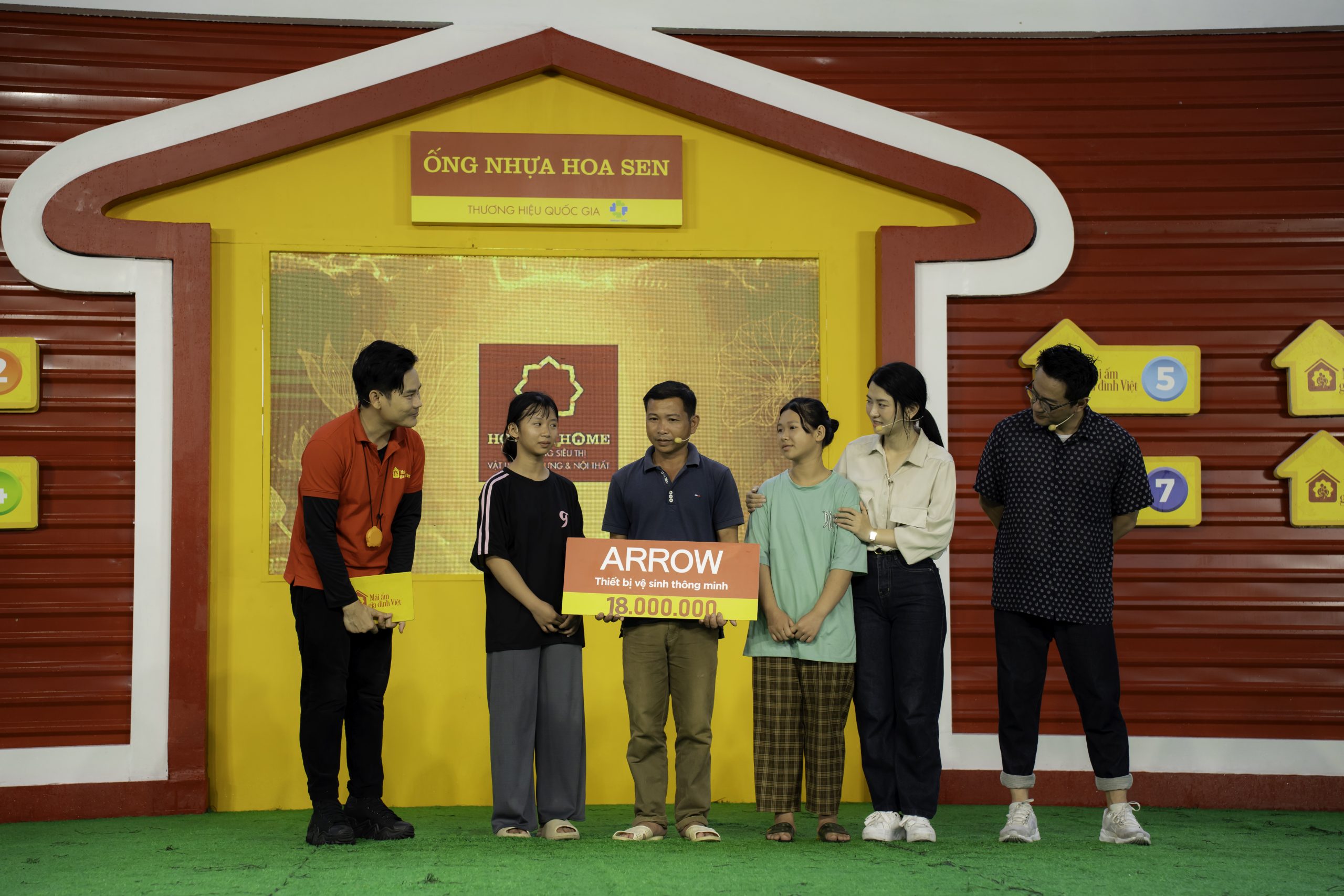 Khoảnh khắc hạnh phúc khi các gia đình nhận tiền thưởng từ chương trình – món quà thiết thực giữa muôn vàn khó khăn.
