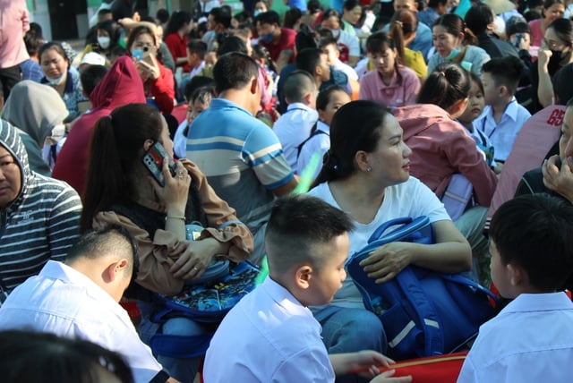Nhà gần trường thì không được học lớp 1, sao phân con tôi học trường xa? - Ảnh 1.