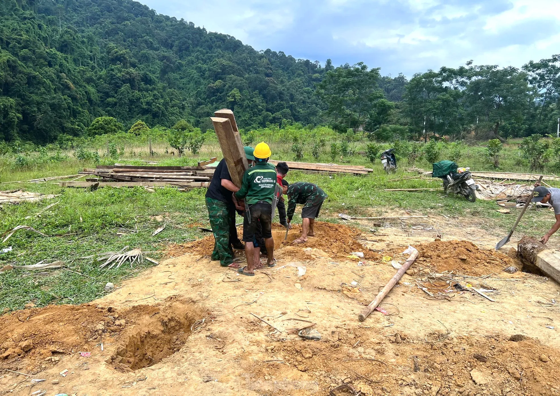 Giúp người nghèo an cư lạc nghiệp trong những ngôi nhà mới ở Nghệ An ảnh 17