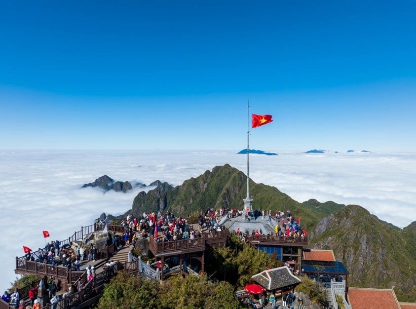 Đỉnh Fansipan (Lào Cai) nơi thu hút khách du lịch.