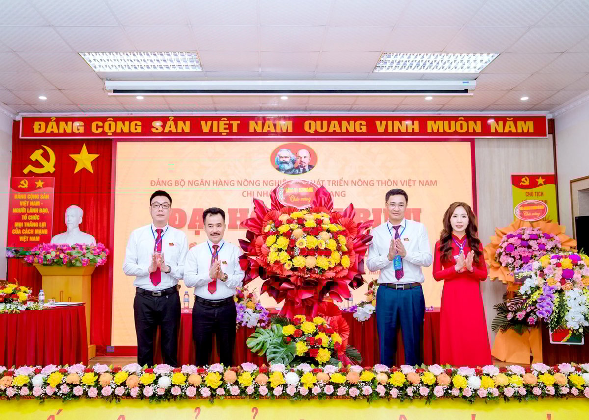 Đồng chí Phạm Chí Thành, Phó Tổng Giám đốc Agribank tặng hoa chúc mừng Đại hội Đảng bộ Agribank Chi nhánh tỉnh Hà Giang. 								                   Ảnh: CTV