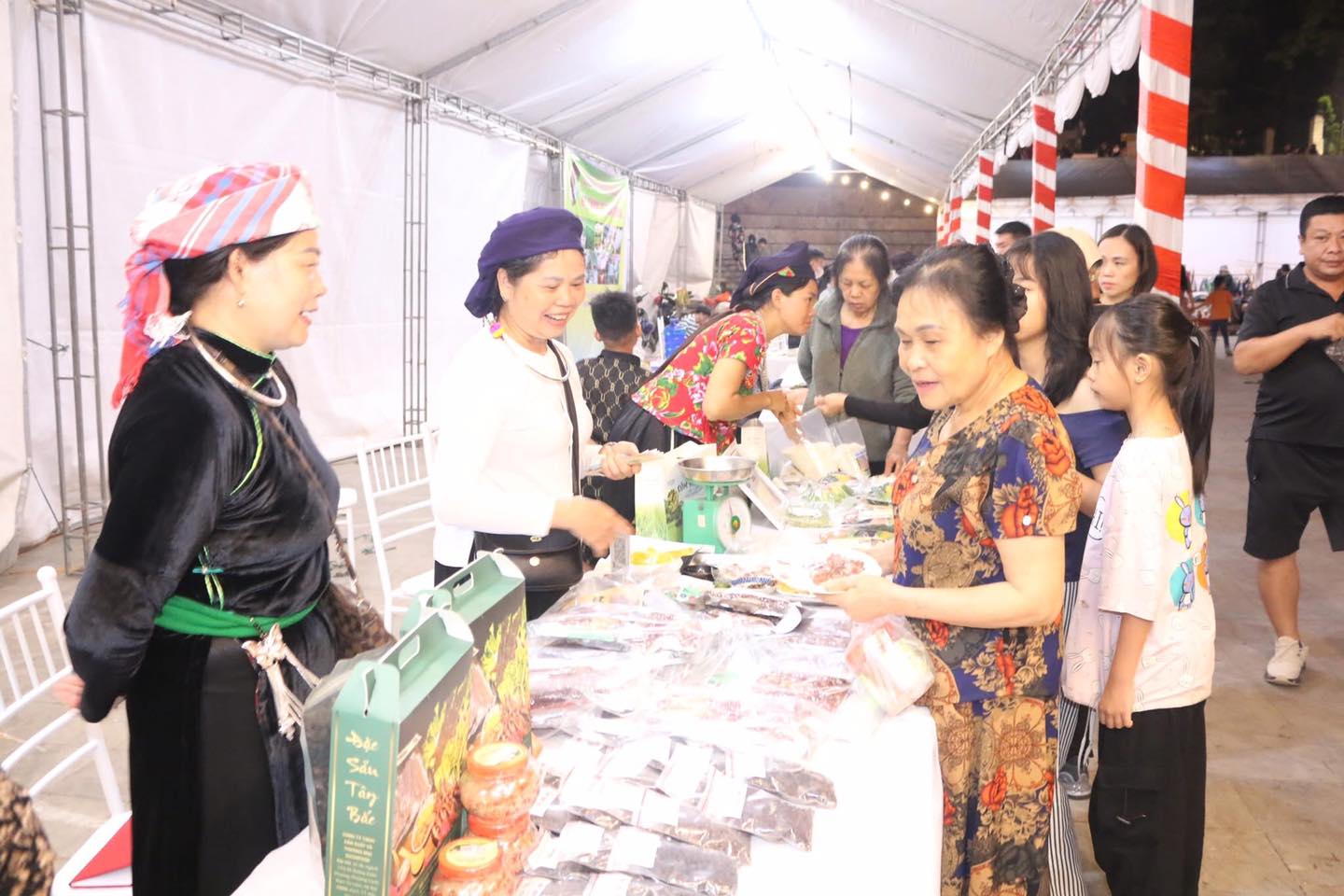 Cầu nối giao thương các đặc sản của Lào Cai và Sơn La - Ảnh 1.