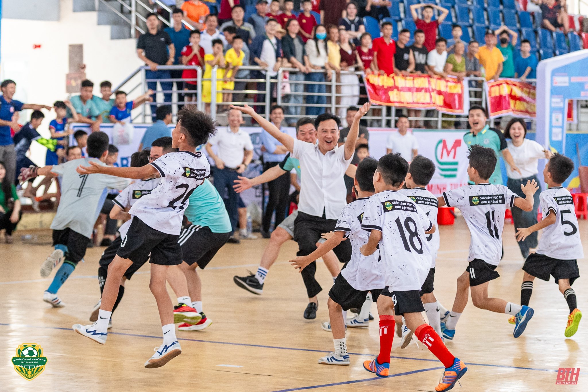 Rostros destacados homenajeados en el IV Torneo de Fútbol Infantil del Periódico Thanh Hoa 2025 - Copa de Cemento Long Son