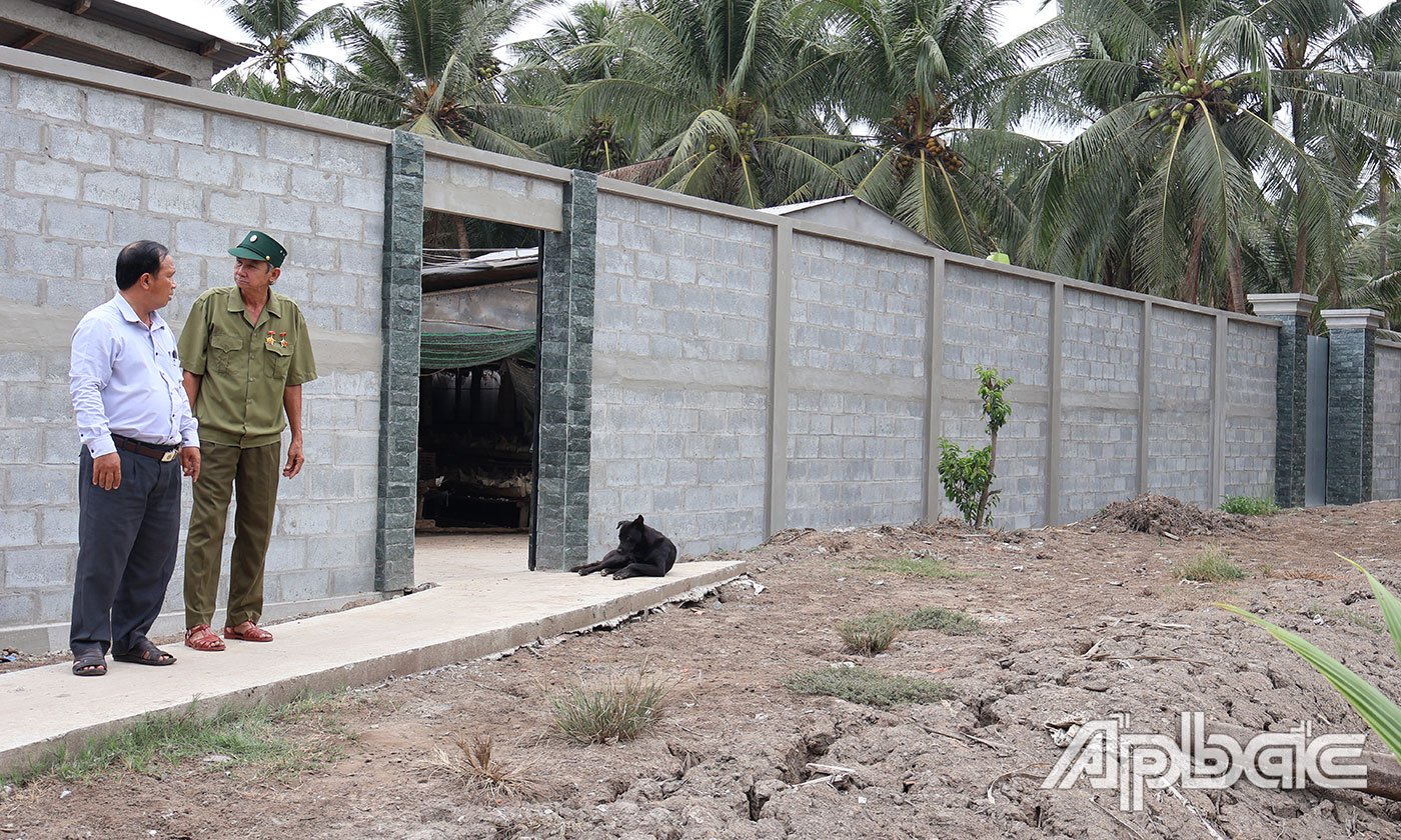 Mr. Nguyen Van Thang of Xuan commune donated over 600 square meters of land and 100 million VND in cash to contribute with the local authorities to build a new road in Tan Thanh - Tan Ninh hamlet.