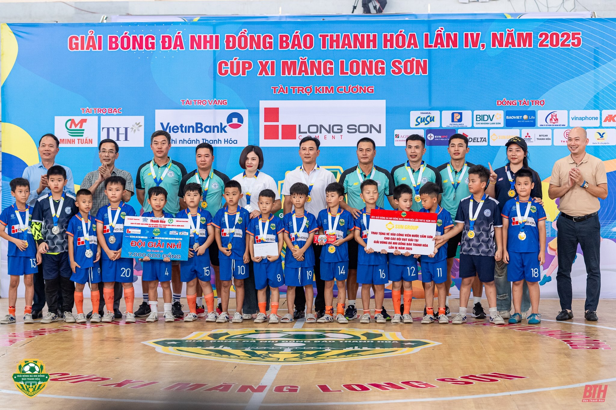 Rostros destacados homenajeados en el IV Torneo de Fútbol Infantil del Periódico Thanh Hoa 2025 - Copa de Cemento Long Son