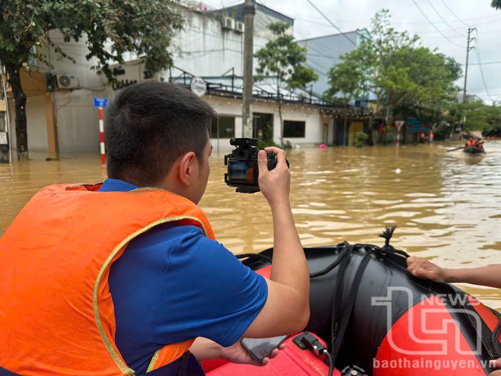 Le journaliste Lang Khoa (journal Thai Nguyen) a enregistré au centre des inondations.