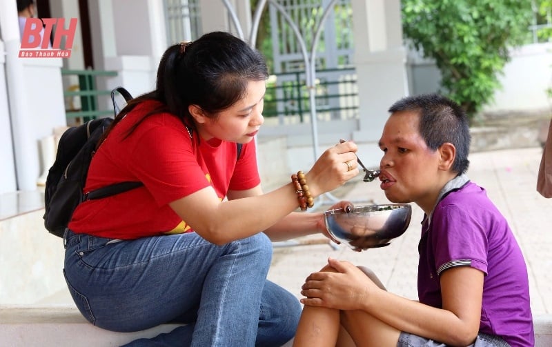 សមាគមសប្បុរសធម៌ Hai Phong ជូនអំណោយដល់ជនរួមជាតិ និងកុមារកំព្រានៅ Thanh Hoa
