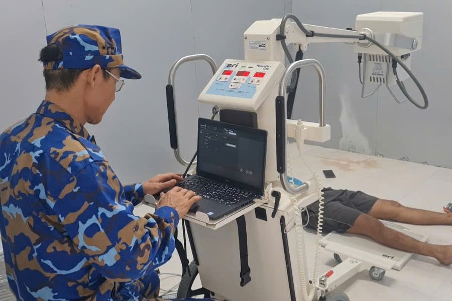 Các bác sĩ cấp cứu ngư dân.