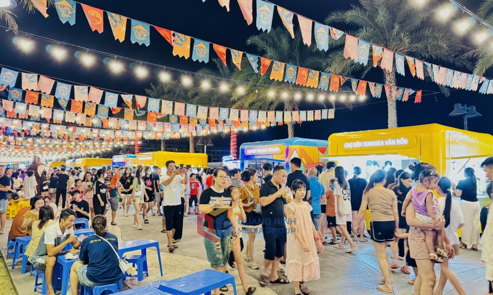 Rất đông người dân địa phương, du khách đã đến Chợ đêm Sonasea Vân Đồn trong buổi khai trương.
