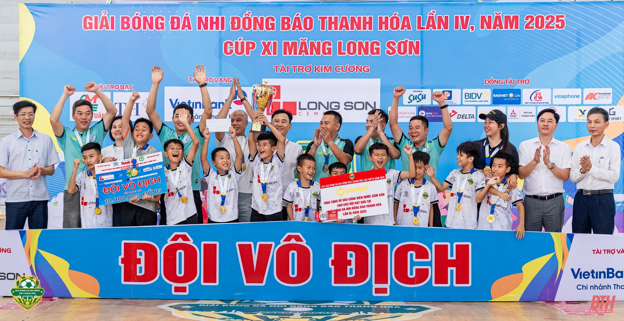 Rostros destacados homenajeados en el IV Torneo de Fútbol Infantil del Periódico Thanh Hoa 2025 - Copa de Cemento Long Son