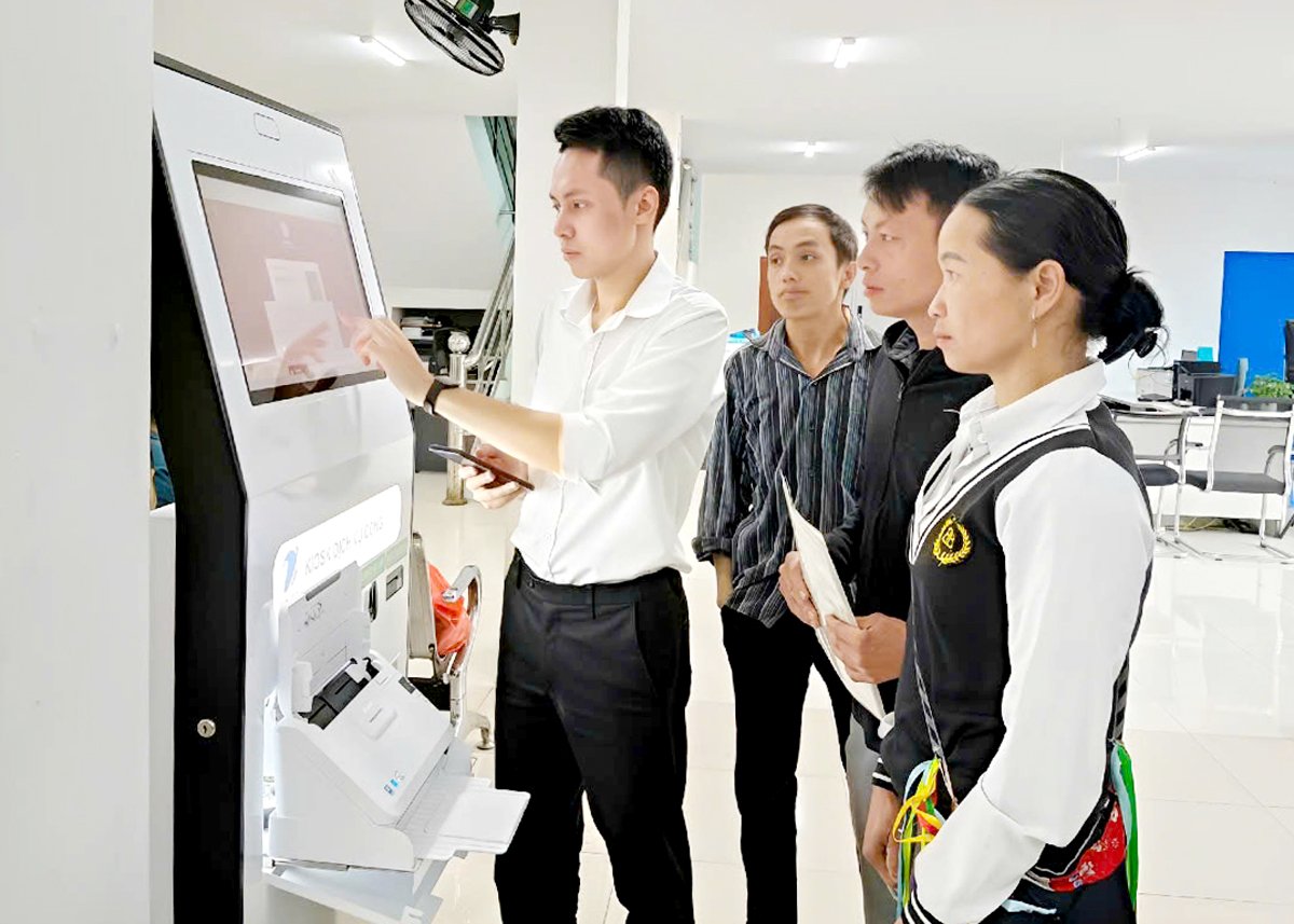 Officials from the Provincial Public Administration Service Center guide people to submit documents online at the public service KIOS.
