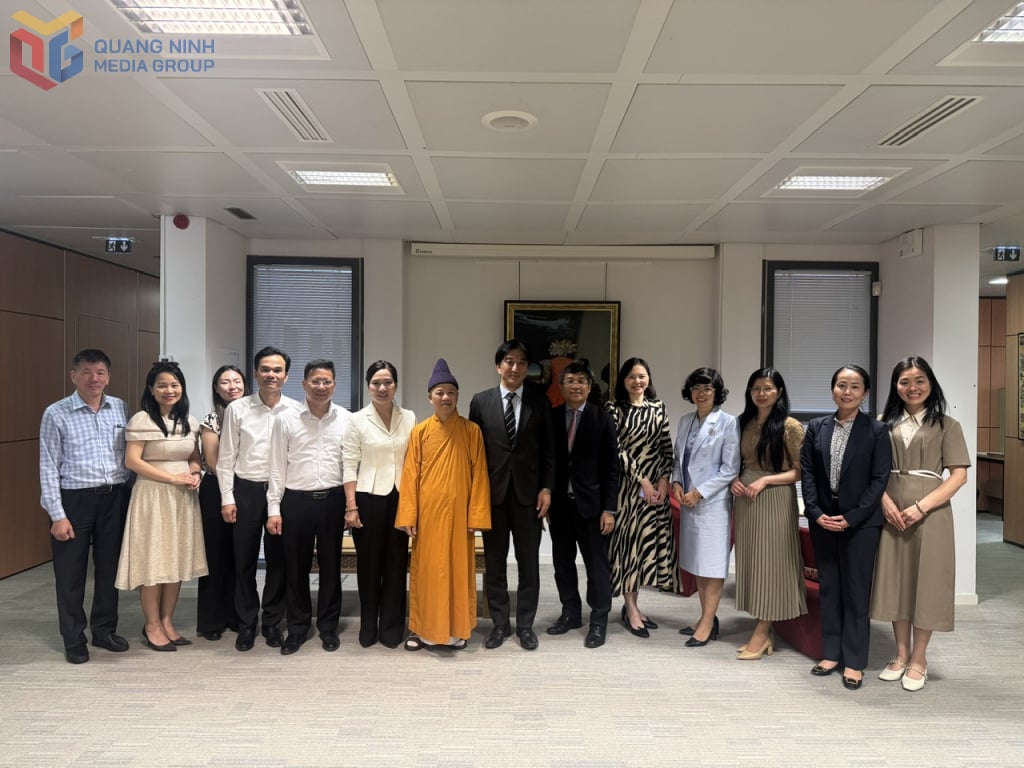 คณะถ่ายภาพที่ระลึกร่วมกับเอกอัครราชทูตญี่ปุ่น