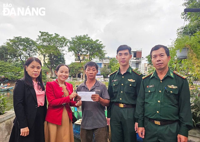 តំណាងសមាគមកសិករវួដ Thanh Khe Tay សហការជាមួយប៉ុស្តិ៍ឆ្មាំព្រំដែន Phu Loc បានចុះសួរសុខទុក្ខ និងផ្តល់ជំនួយដល់ប្រជានេសាទ Tran Van Duc ដែលទទួលរងការខាតបង់ពេលនៅសមុទ្រ។ រូបថត៖ HUY HOANG