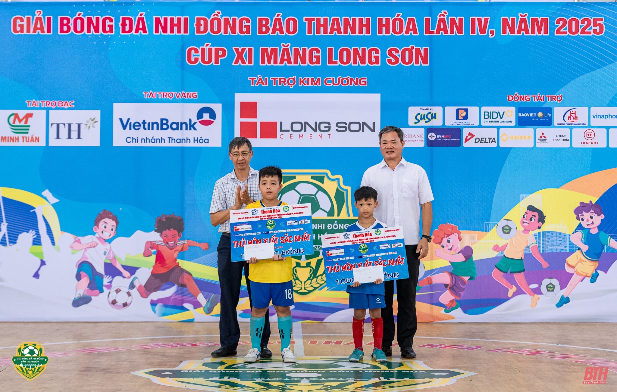 Rostros destacados homenajeados en el IV Torneo de Fútbol Infantil del Periódico Thanh Hoa 2025 - Copa de Cemento Long Son