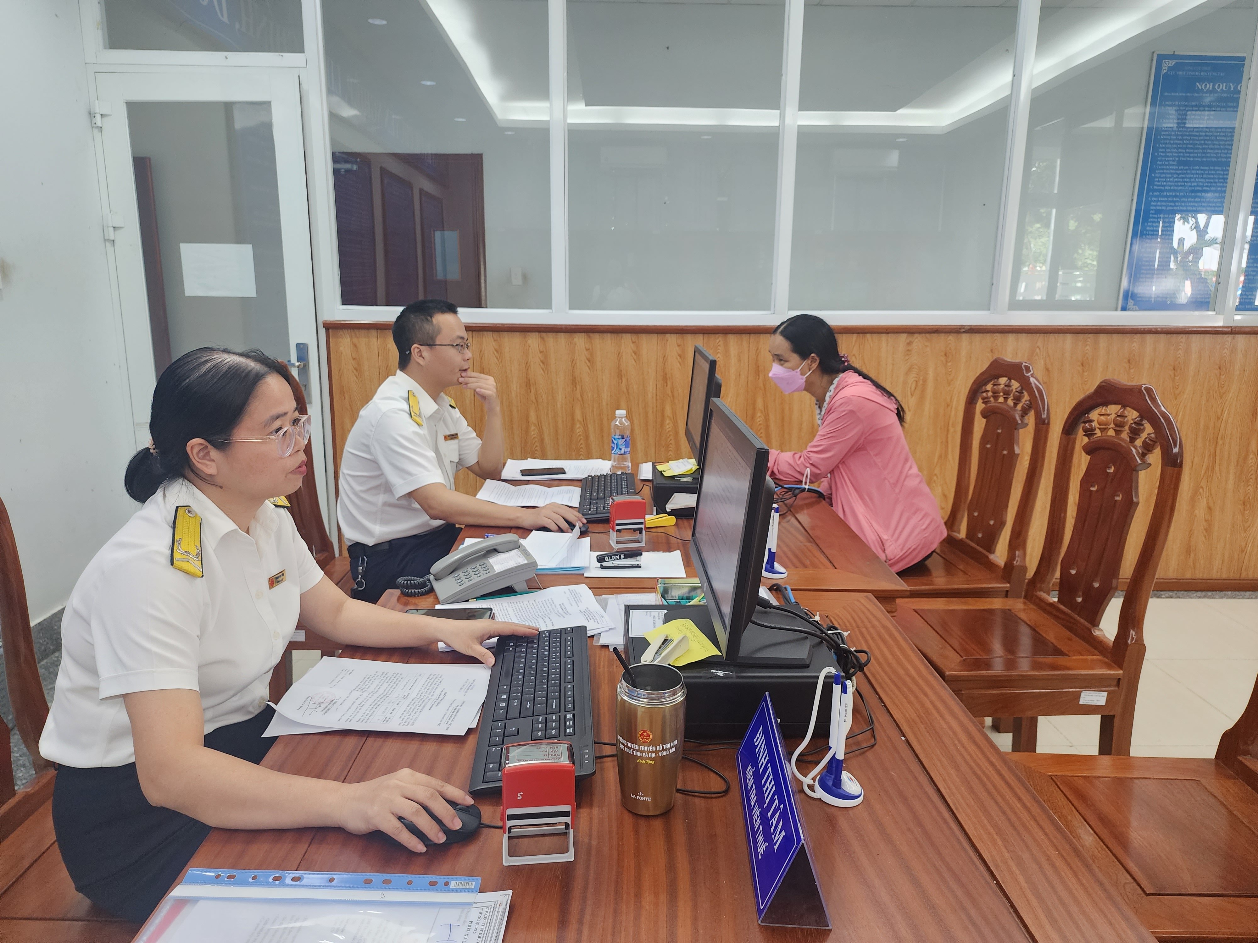Cán bộ, công chức thuế làm tại Bộ phận một cửa trụ sở chính Chi cục thuế khu vực XV.