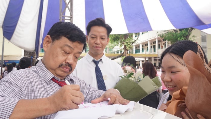 Cô hiệu trưởng nói với học sinh lớp 12: Chỉ cần "xanh" đã là một cách để sống đẹp. - Ảnh 2.