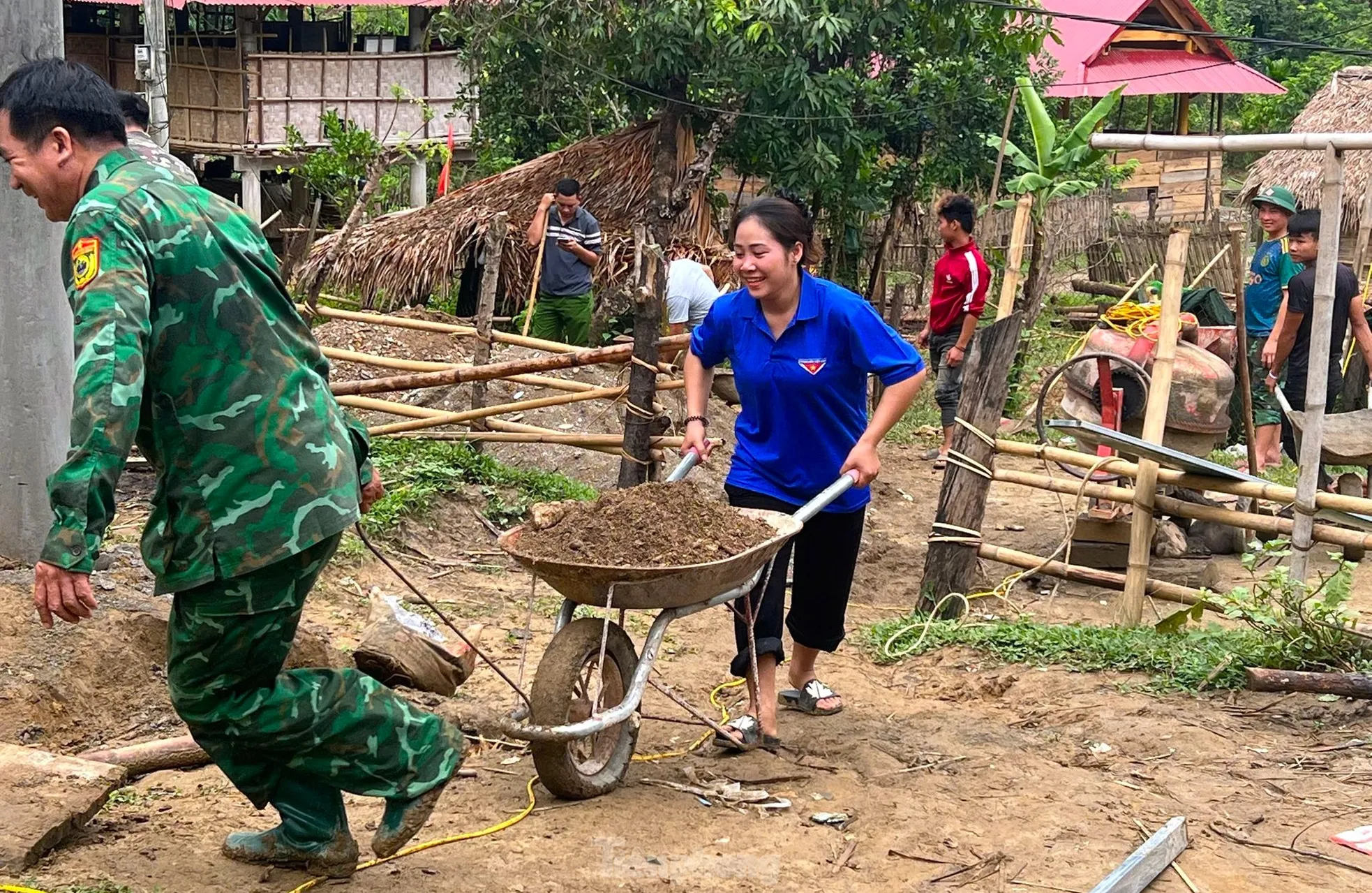 Giúp người nghèo an cư lạc nghiệp trong những ngôi nhà mới ở Nghệ An ảnh 15