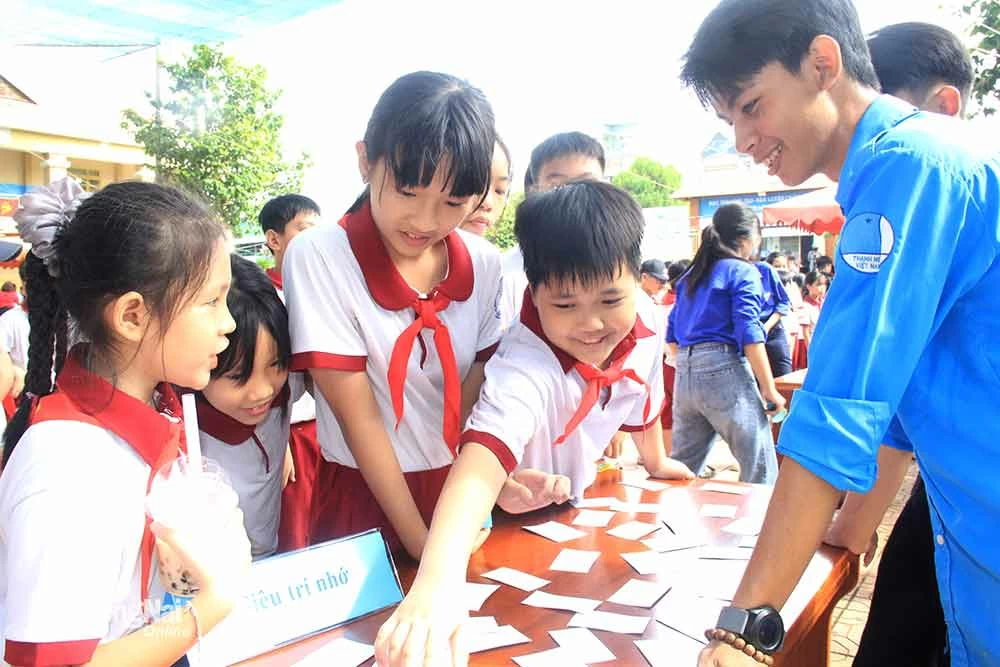 10. Các em học sinh Trường tiểu học Cây Gáo A tham gia các hoạt động tại Ngày hội tuổi thơ do Tỉnh đoàn, Hội đồng Đội tỉnh và UBND huyện Vĩnh Cửu phối hợp tổ chức.