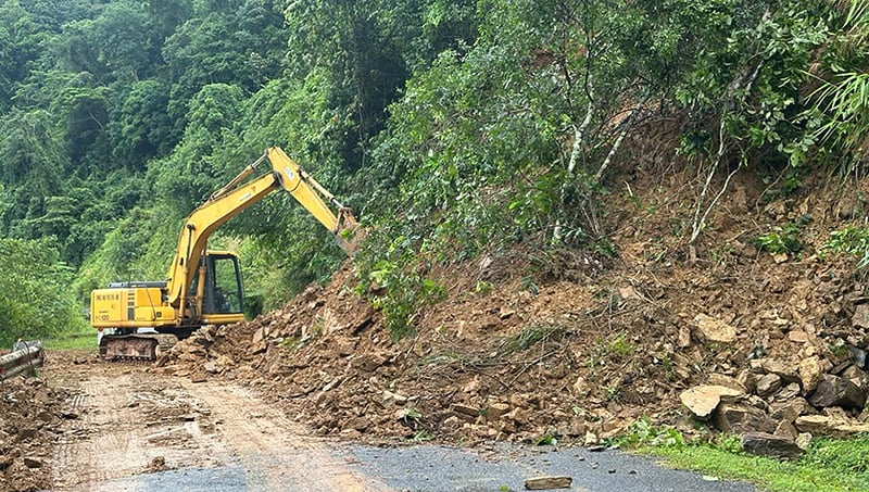 Xử lý vị trí sạt lở mái taluy dương trên quốc lộ 9E