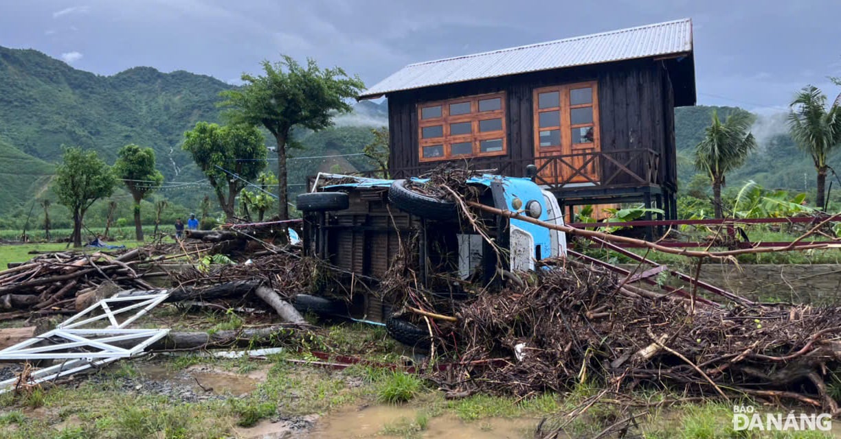 Ein Ökotourismusgebiet in der Gemeinde Hoa Bac (Bezirk Hoa Vang) wurde durch Sturzfluten beschädigt. Foto: HOANG HIEP