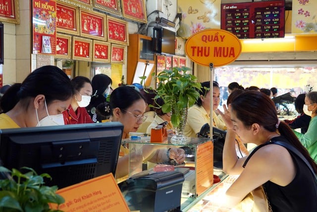 Mua từ 2 chỉ vàng sẽ phải chuyển khoản- Ảnh 1.