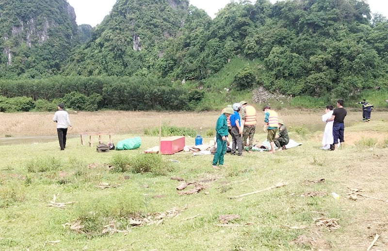 Thi thể nạn nhân được tìm thấy cách gần 1km so với vị trí bị nước cuốn trôi.