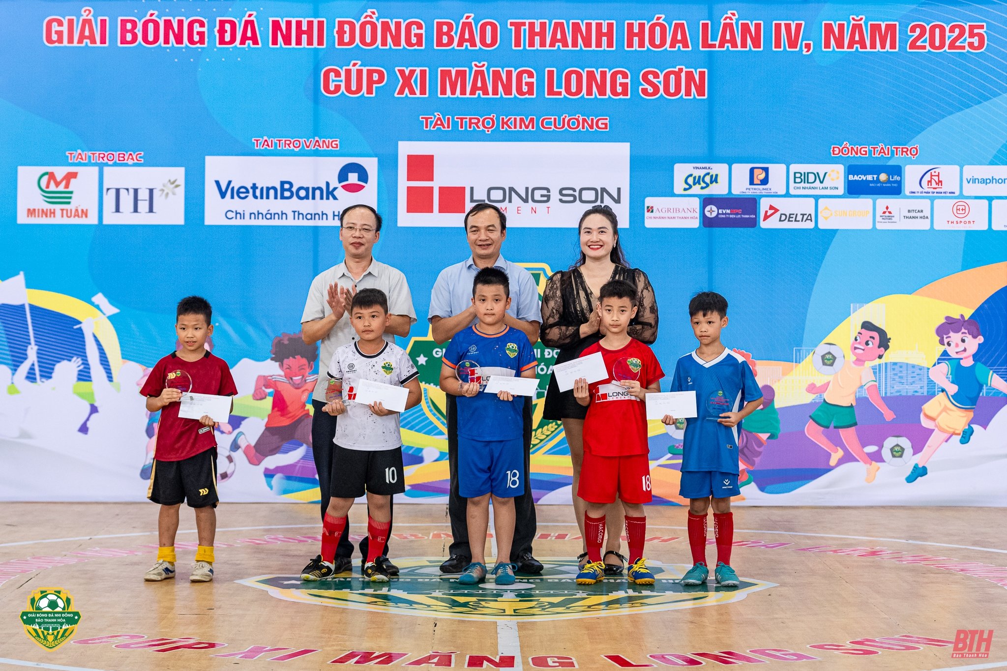 Rostros destacados homenajeados en el IV Torneo de Fútbol Infantil del Periódico Thanh Hoa 2025 - Copa de Cemento Long Son