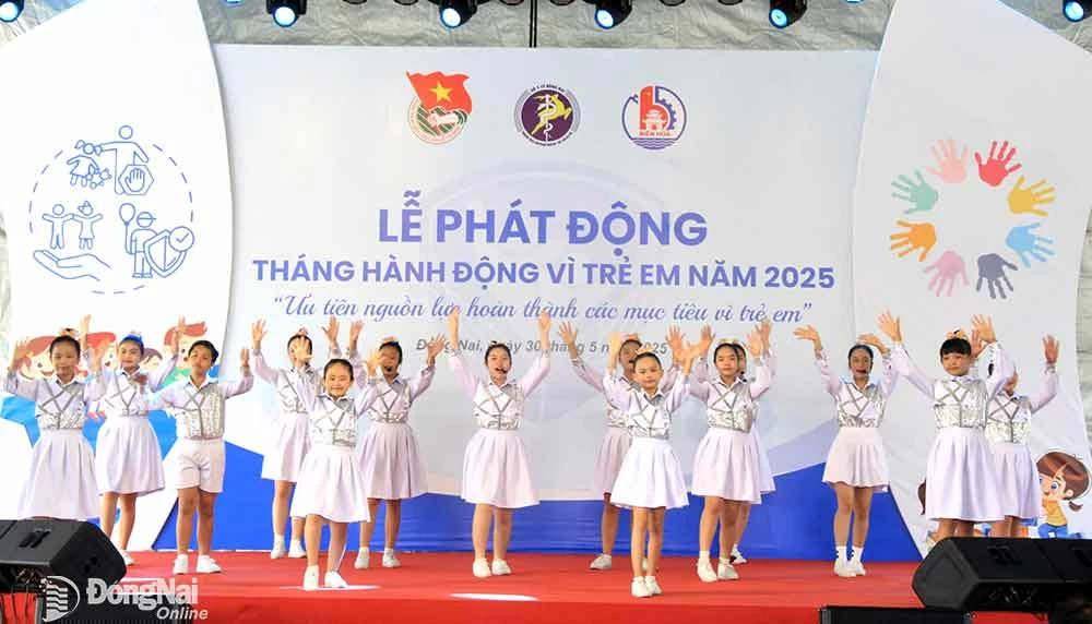 1. Thành viên các đội, nhóm chuyên Nhà thiếu nhi Đồng Nai biểu diễn văn nghệ tại Lễ Phát động Tháng Hành động vì trẻ em năm 2025.