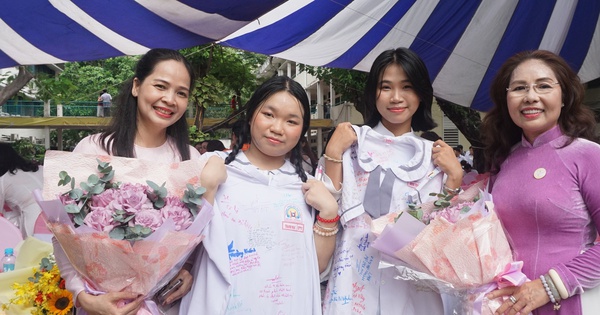 Cô hiệu trưởng tâm tình với học sinh lớp 12: Chỉ cần "xanh" đã là một cách sống đẹp