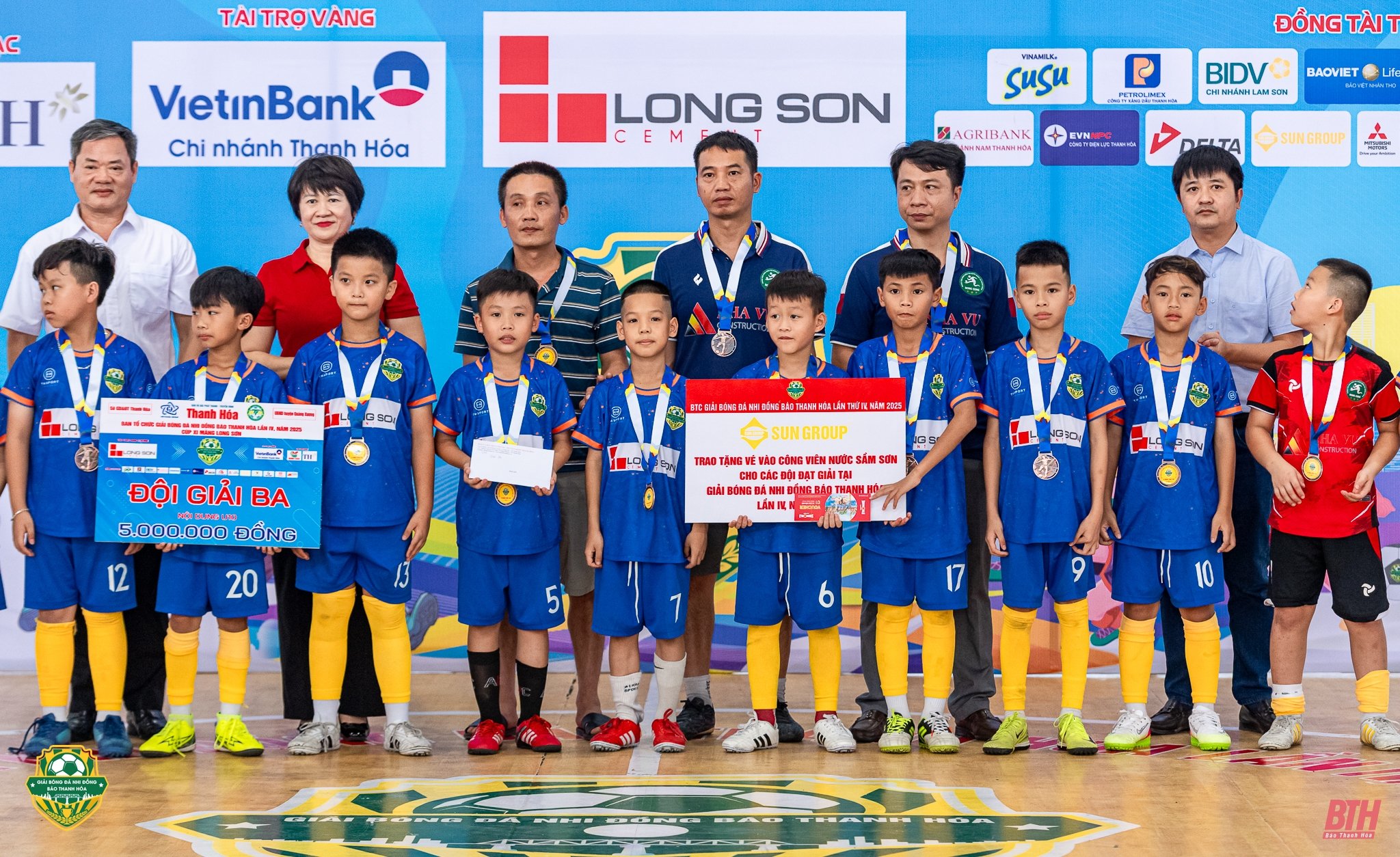 Rostros destacados homenajeados en el IV Torneo de Fútbol Infantil del Periódico Thanh Hoa 2025 - Copa de Cemento Long Son