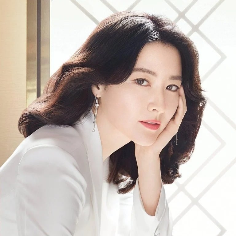 Quốc bảo nhan sắc Hàn Quốc Lee Young Ae tự tin khoe nếp nhăn ở tuổi 54 - 7