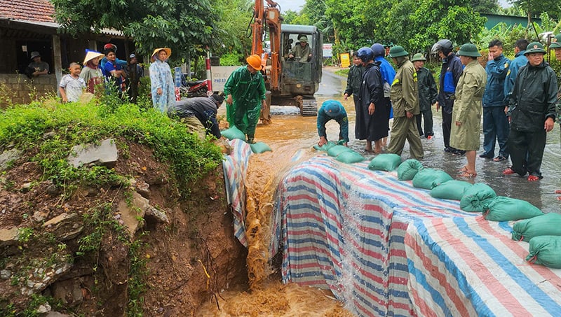 Khắc phục vị trí sạt lở mái taluy âm trên quốc lộ15