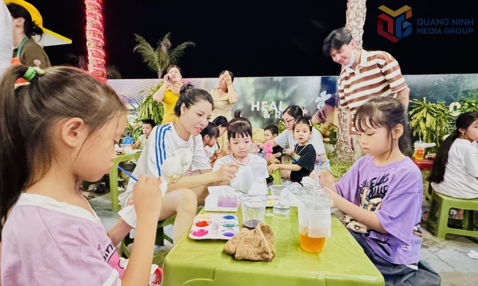 Các cháu nhỏ thích thú khi trải nghiệm tô tượng tại Chợ đêm Sonasea Vân Đồn.