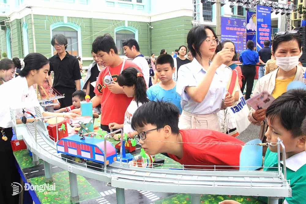 5. Các em thiếu nhi được trải nghiệm sản phẩm STEM tại Chương trình Sân chơi thiếu nhi do Nhà thiếu nhi Đồng Nai tổ chức nhân Ngày Quốc tế
thiếu nhi (1-6).