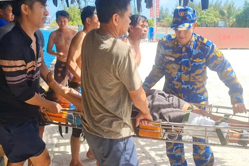 Đưa ngư dân vào đảo cấp cứu.